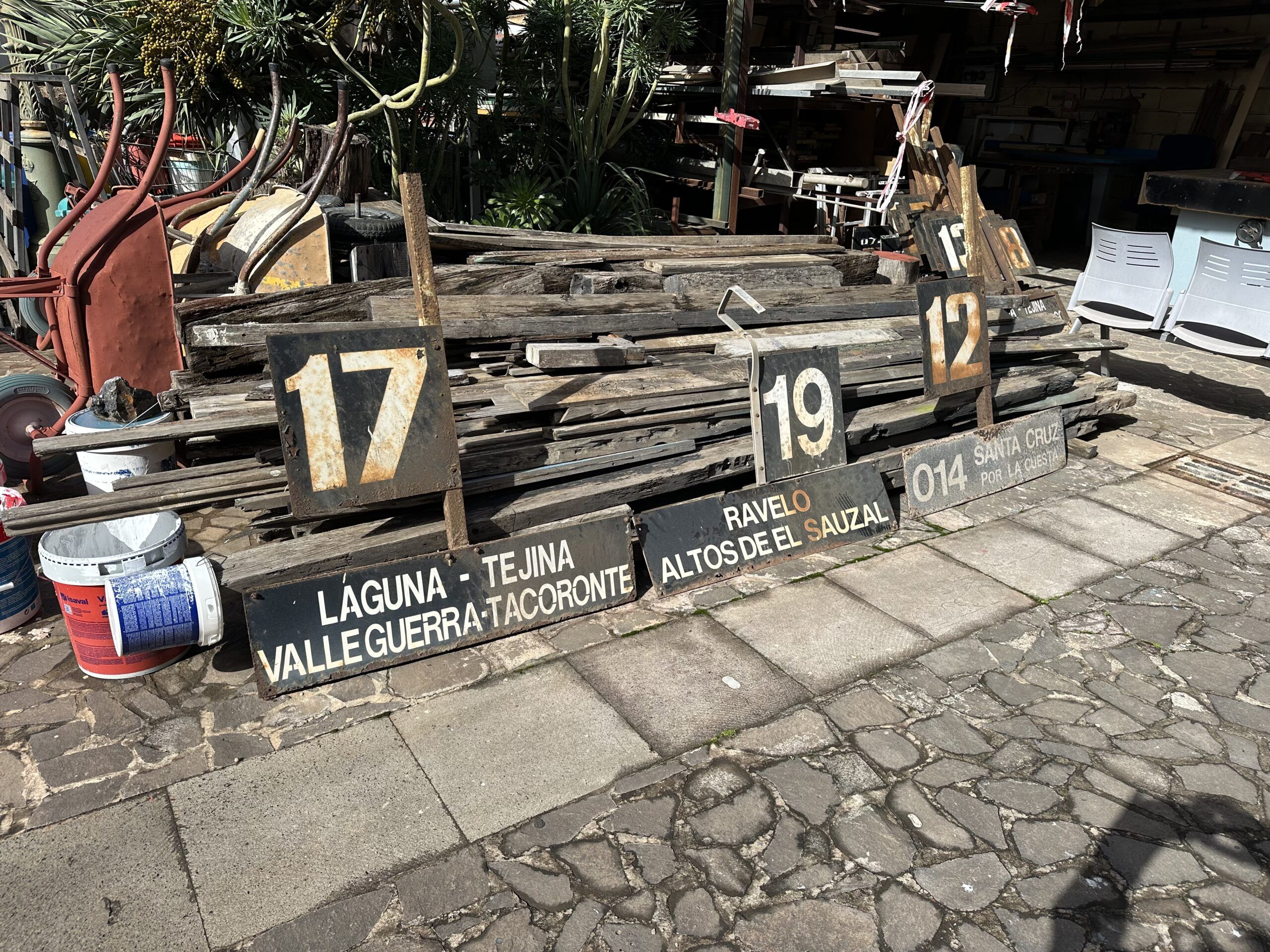 Paneles de la estación de guaguas de La Laguna